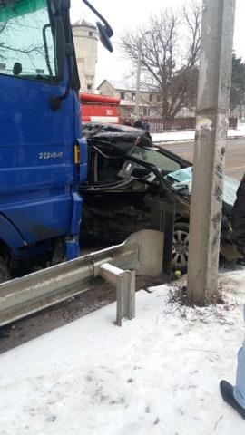 Accident grav in Peresecina. Un Nissan s-a ciocnit violent cu un autocamion: un pasager a decedat pe loc