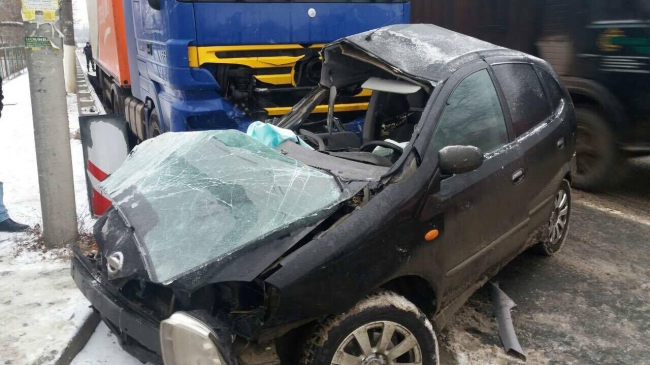 Accident grav in Peresecina. Un Nissan s-a ciocnit violent cu un autocamion: un pasager a decedat pe loc