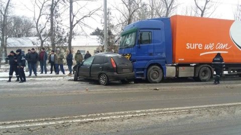Accident grav in Peresecina. Un Nissan s-a ciocnit violent cu un autocamion: un pasager a decedat pe loc