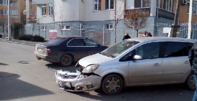 Accident la o intersectie din capitala. Un Opel s-a ciocnit cu un BMW
