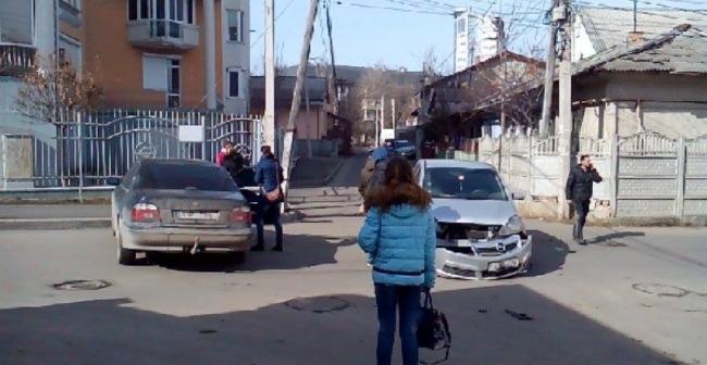 Accident la o intersectie din capitala. Un Opel s-a ciocnit cu un BMW