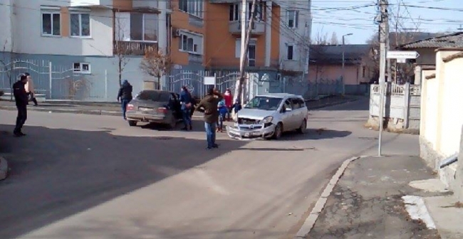Accident la o intersectie din capitala. Un Opel s-a ciocnit cu un BMW