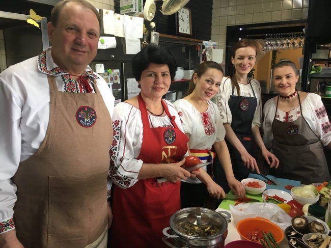 Cativa japonezi au invatat sa gateasca moldoveneste la un restaurant din capitala