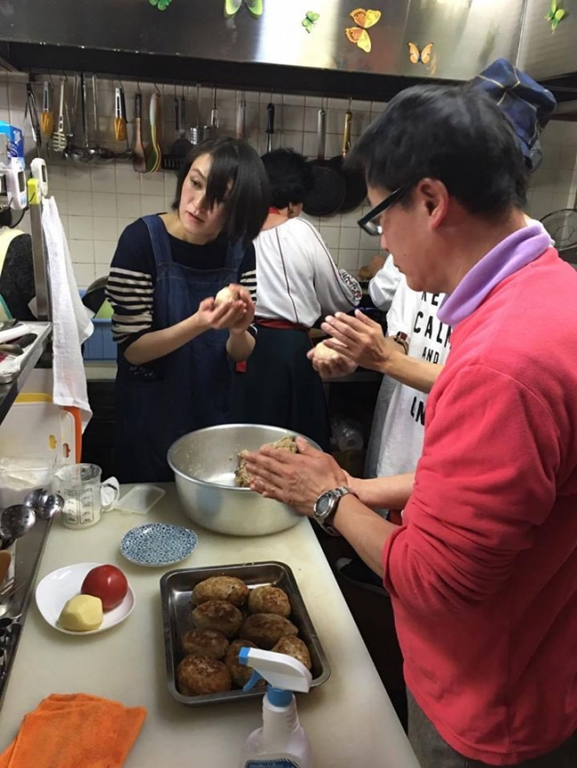Cativa japonezi au invatat sa gateasca moldoveneste la un restaurant din capitala