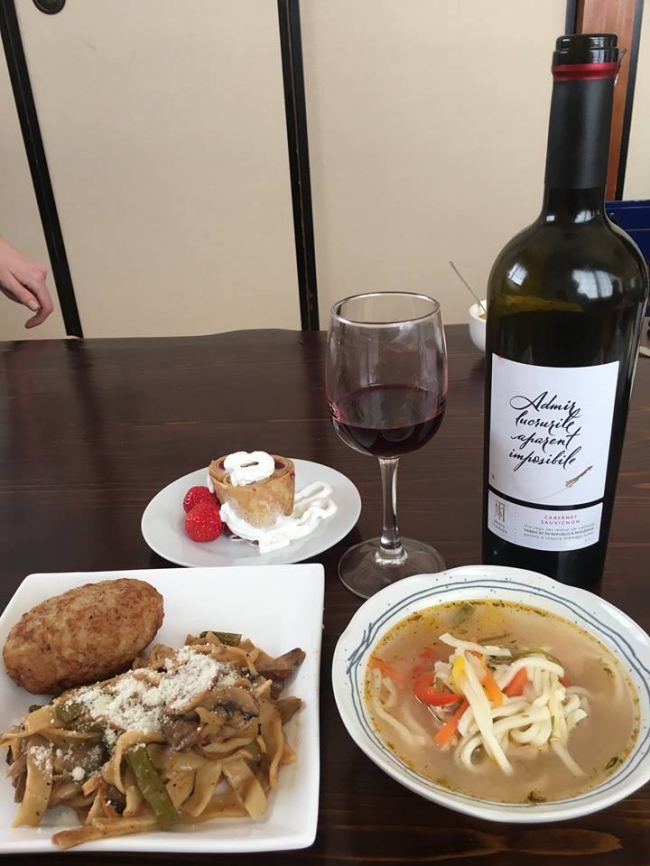 Cativa japonezi au invatat sa gateasca moldoveneste la un restaurant din capitala