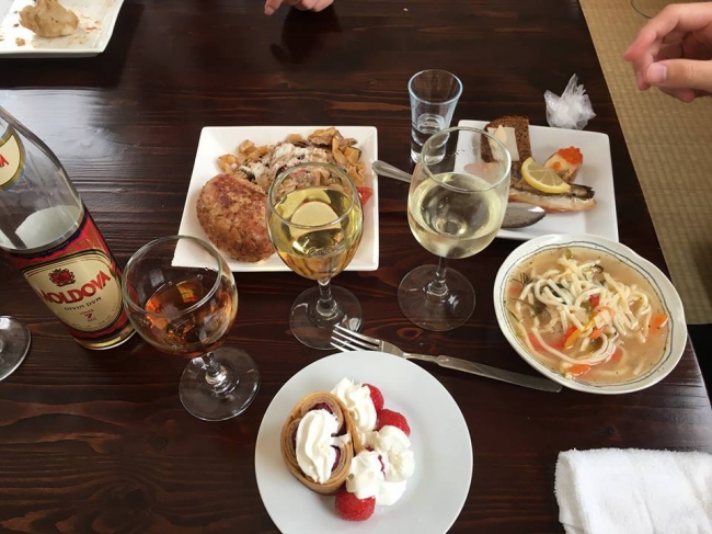 Cativa japonezi au invatat sa gateasca moldoveneste la un restaurant din capitala