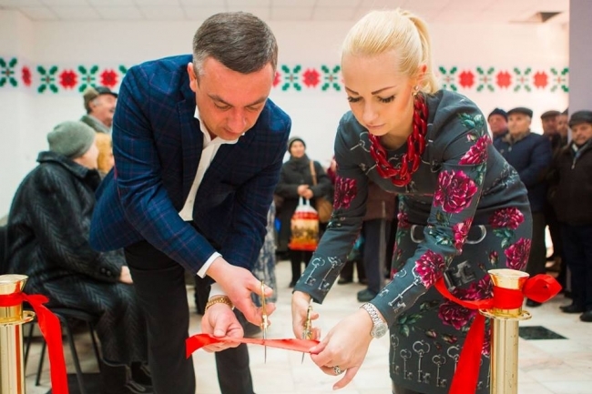 Prima Doamna, cu o esarfa de sute de euro, in vizita la o fetita cu nevoi speciale
