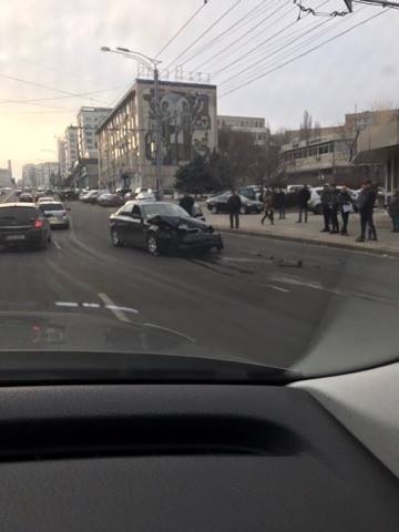 Accident in capitala. Un BMW s-a izbit de un pilon de electricitate pe bulevardul Constantin Negruzzi