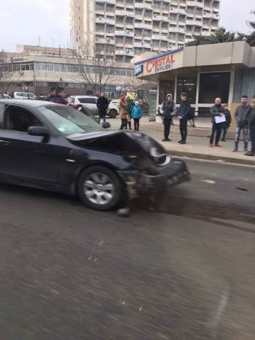 Accident in capitala. Un BMW s-a izbit de un pilon de electricitate pe bulevardul Constantin Negruzzi