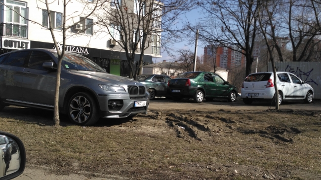 Smecher cu bolid. Cum si-a parcat BMW-ul intr-un cartier din capitala
