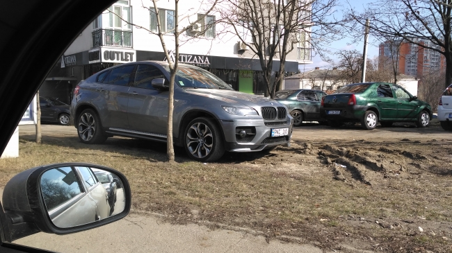 Smecher cu bolid. Cum si-a parcat BMW-ul intr-un cartier din capitala