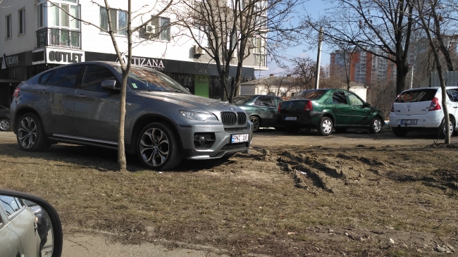 Smecher cu bolid. Cum si-a parcat BMW-ul intr-un cartier din capitala