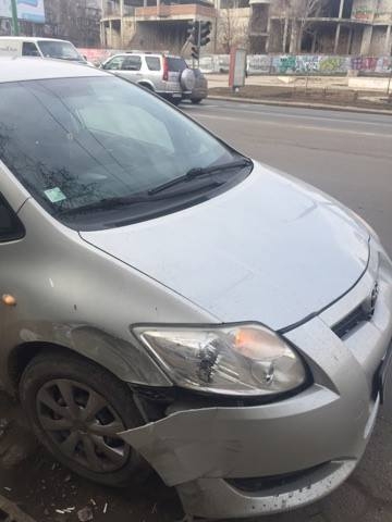 Trei mașini și o autospecială s-au tamponat la o intersecție din Chișinău