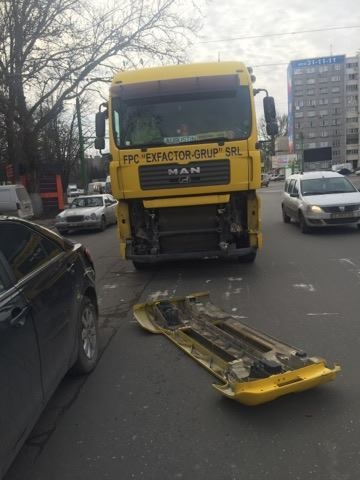 Trei mașini și o autospecială s-au tamponat la o intersecție din Chișinău