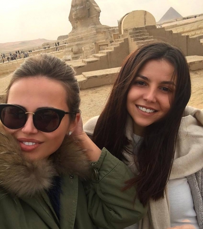 Xenia Deli, alaturi de alt barbat arab decat sotul sau, fumand narghilea