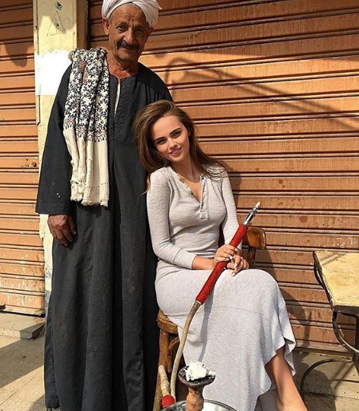 Xenia Deli, alaturi de alt barbat arab decat sotul sau, fumand narghilea