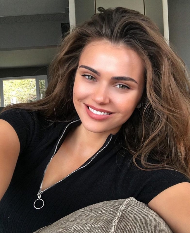 Xenia Deli: "Fac asta și pielea mea se face netedă ca de bebeluș". Iată ce face pentru frumusețe