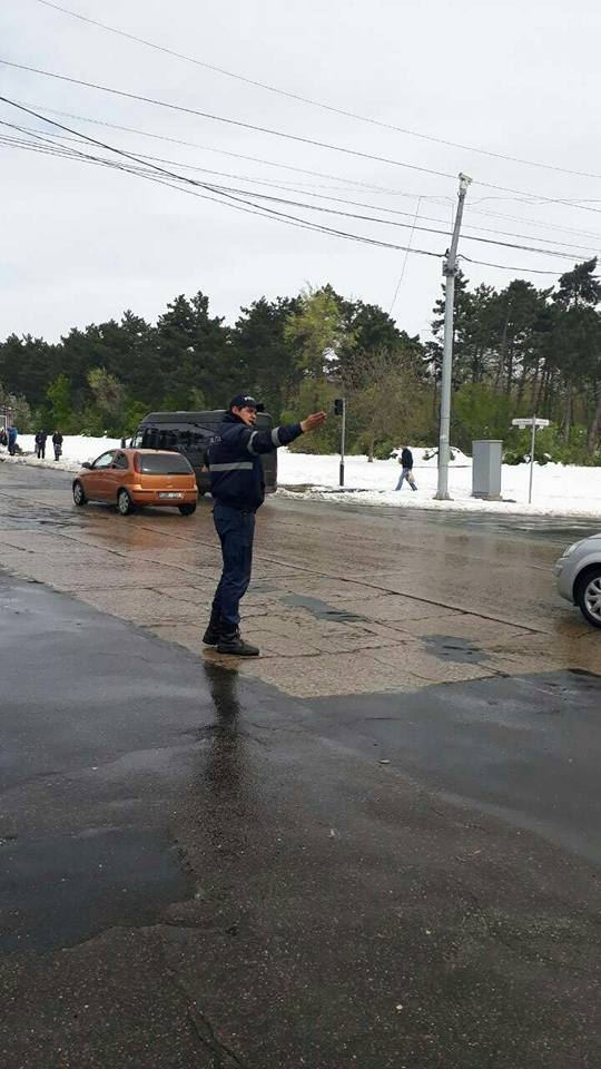 Circa 2300 de poliţişti vor asigura circulaţia rutieră de Paştele Blajinilor