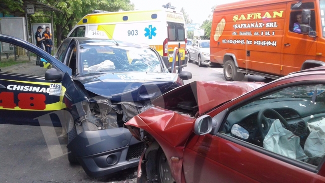 Trei persoane, transportate la spital după ce un șofer ar fi intrat cu mașina în taxiul în care se aflau