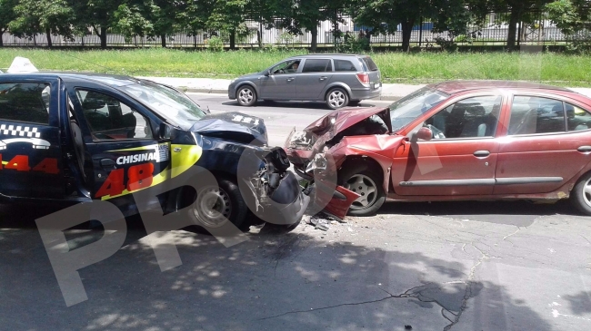 Trei persoane, transportate la spital după ce un șofer ar fi intrat cu mașina în taxiul în care se aflau