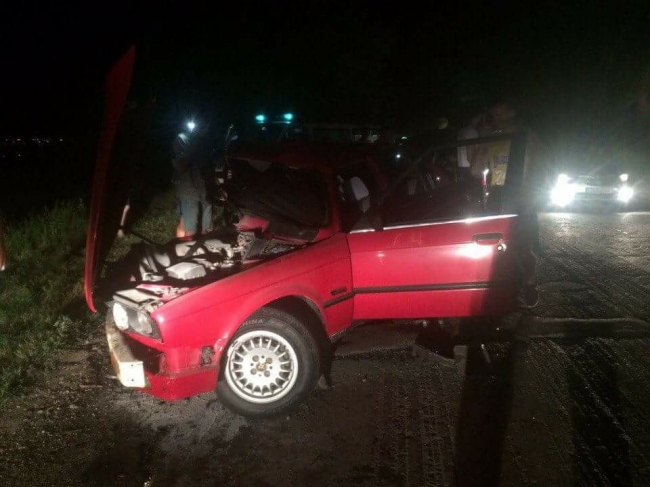 Accident cumplit azi-noapte, la ieșirea din Capitală. Un BMW a fost făcut praf în urma impactului