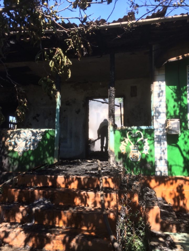 O familie din Cărpineni, pe drumuri după ce focul i-a mistuit casa