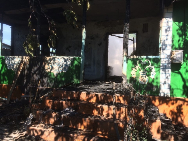 O familie din Cărpineni, pe drumuri după ce focul i-a mistuit casa