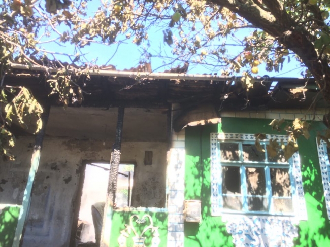 O familie din Cărpineni, pe drumuri după ce focul i-a mistuit casa