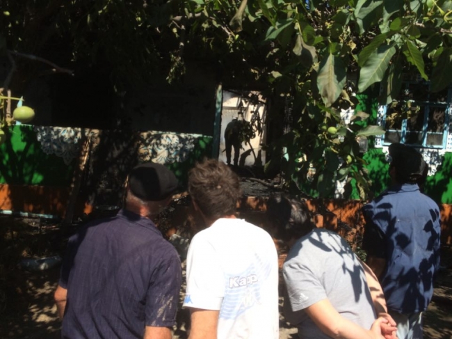 O familie din Cărpineni, pe drumuri după ce focul i-a mistuit casa