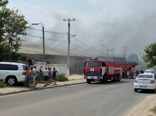 Incendiu în Capitală: O clădire de pe strada Uzinelor, în flăcări