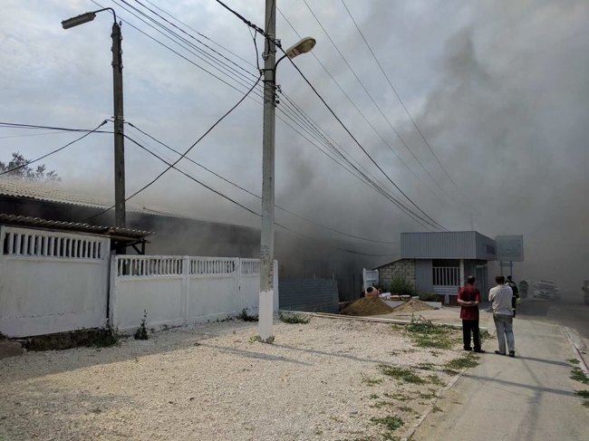 Incendiu în Capitală: O clădire de pe strada Uzinelor, în flăcări