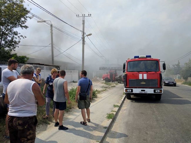 Incendiu în Capitală: O clădire de pe strada Uzinelor, în flăcări