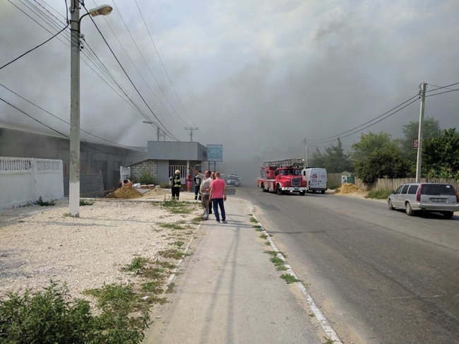 Incendiu în Capitală: O clădire de pe strada Uzinelor, în flăcări
