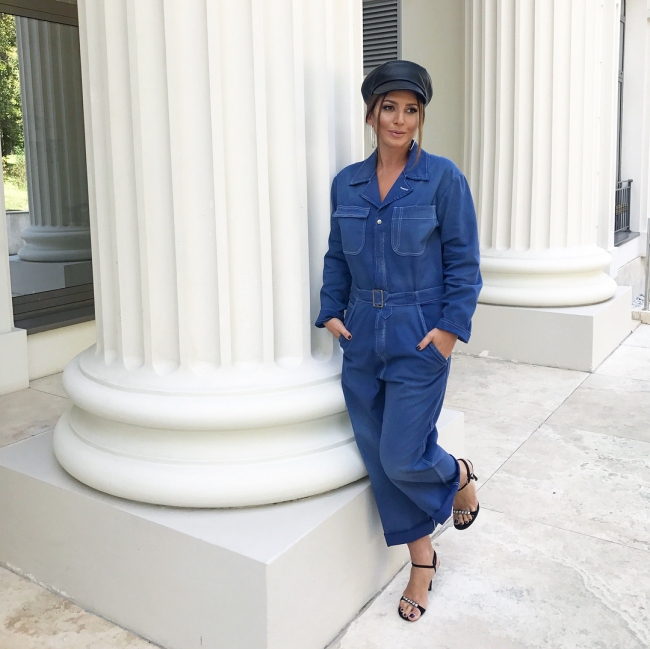 Dezastru vestimentar sau lecție de stil? Jasmin Shor, în ținută all denim și cu șapcă din piele
