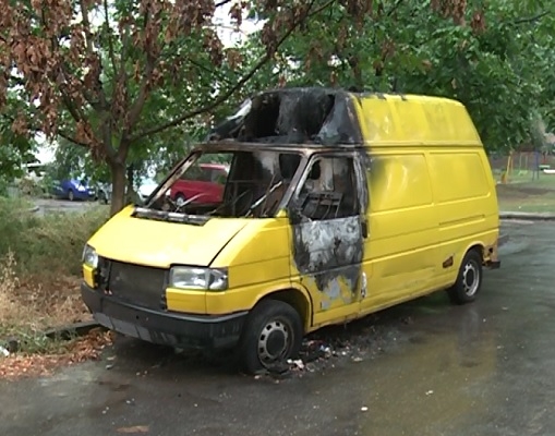 Al cui este microbuzul? A ars, a fost stins și a rămas așa într-o curte de la Botanica. Elevii își petrec timpul în el