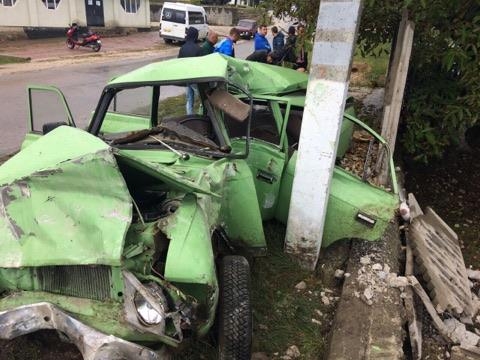 Edineţ: A intrat cu maşina într-un pilon. Şoferul, la spital