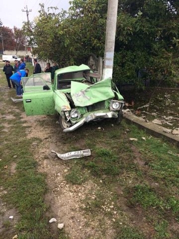 Edineţ: A intrat cu maşina într-un pilon. Şoferul, la spital