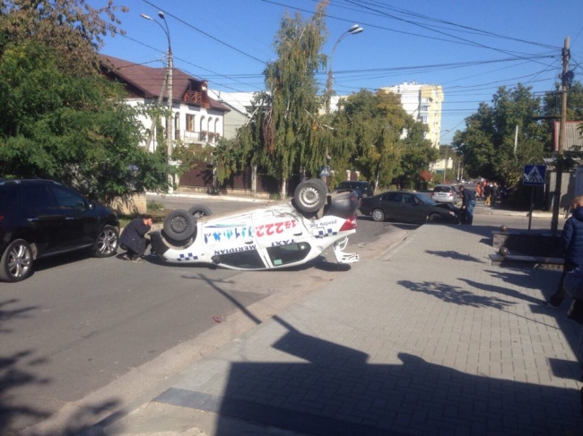 Un taxi, cu roțile în sus după ce s-a ciocnit violent cu un automobil. Accident la intersecția străzilor Suceava cu Paris