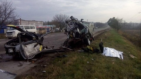Un bărbat a murit. Maşina în care se afla s-a rupt în două