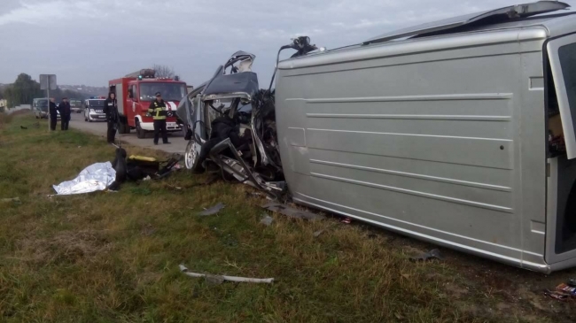 Un bărbat a murit. Maşina în care se afla s-a rupt în două