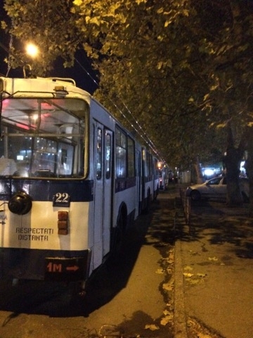 Ambuteiaj pe strada Ion Creangă din Capitală. Motivul pentru care mai multe troleibuze nu se mișcă din loc