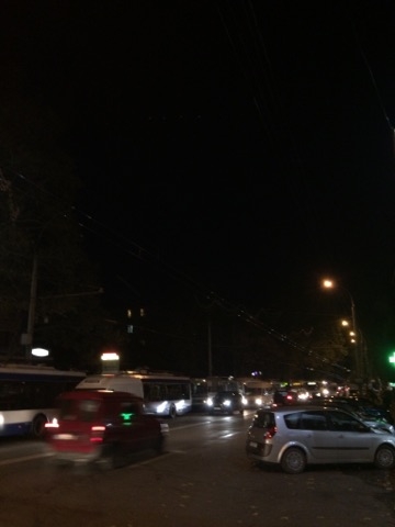 Ambuteiaj pe strada Ion Creangă din Capitală. Motivul pentru care mai multe troleibuze nu se mișcă din loc