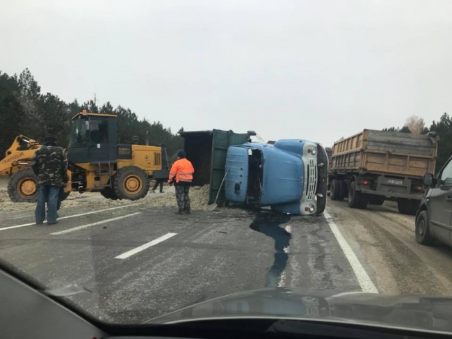Un camion încărcat cu sfeclă de zahăr s-a răsturnat lângă Edineț