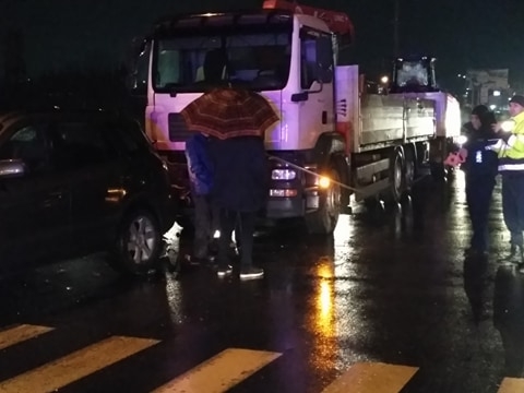 Accident în lanț pe strada Lunca Bâcului din Capitală. Trei mașini, implicate