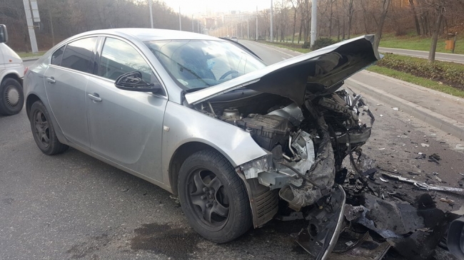 Accident rutier în Capitală: Două maşini s-au ciocnit frontal