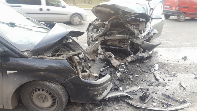 Accident rutier în Capitală: Două maşini s-au ciocnit frontal