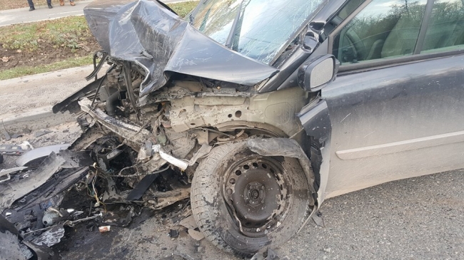Accident rutier în Capitală: Două maşini s-au ciocnit frontal