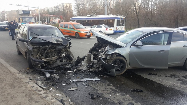 Accident rutier în Capitală: Două maşini s-au ciocnit frontal