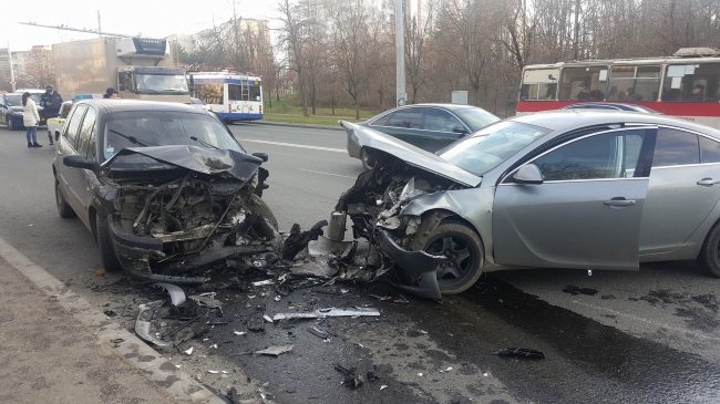 Accident rutier în Capitală: Două maşini s-au ciocnit frontal