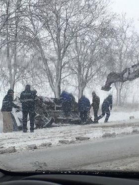Grav accident lângă Bălți. Un microbuz, răsturnat într-un șanț